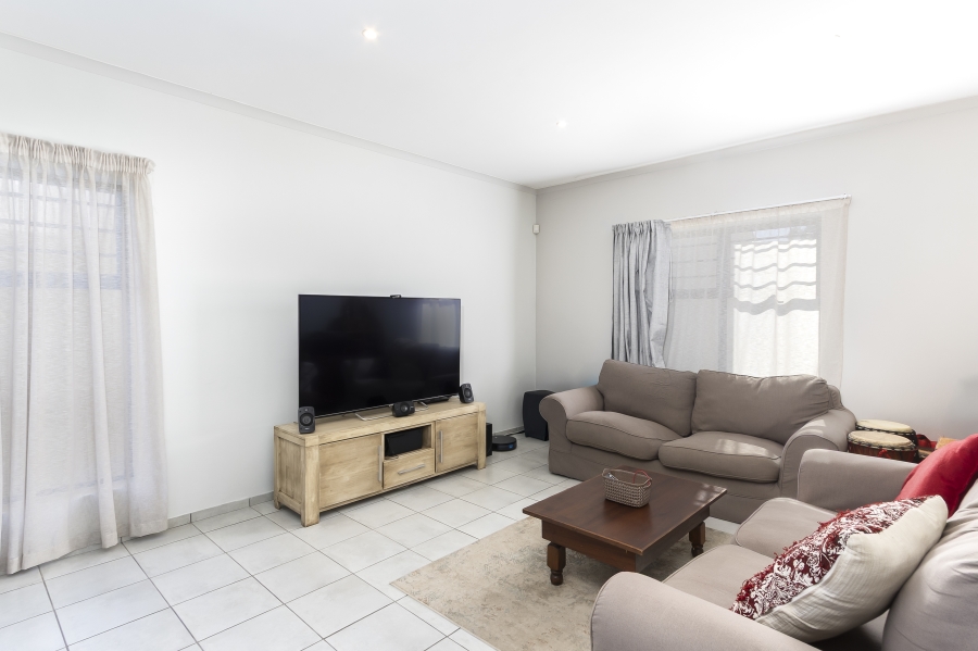 6 Bedroom Property for Sale in Sir Lowrys Pass Village Western Cape